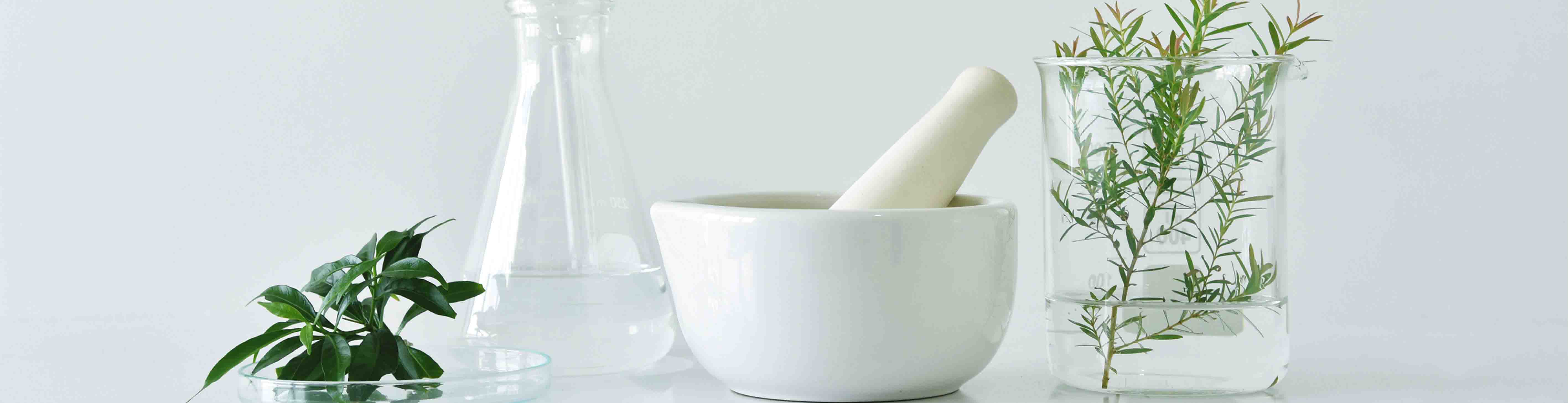 Do’s und Don’ts in der Hautpflege Schale mit Mörser und Reagenzglas