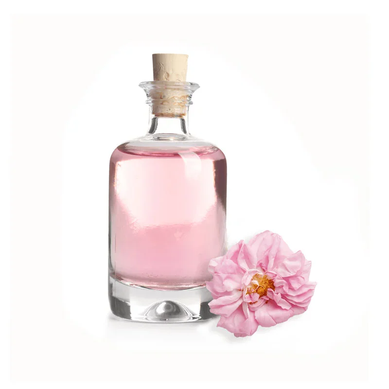 Rosenwasser Fläschchen mit rosa Flüssigkeit und Damaszener Rosenblüte