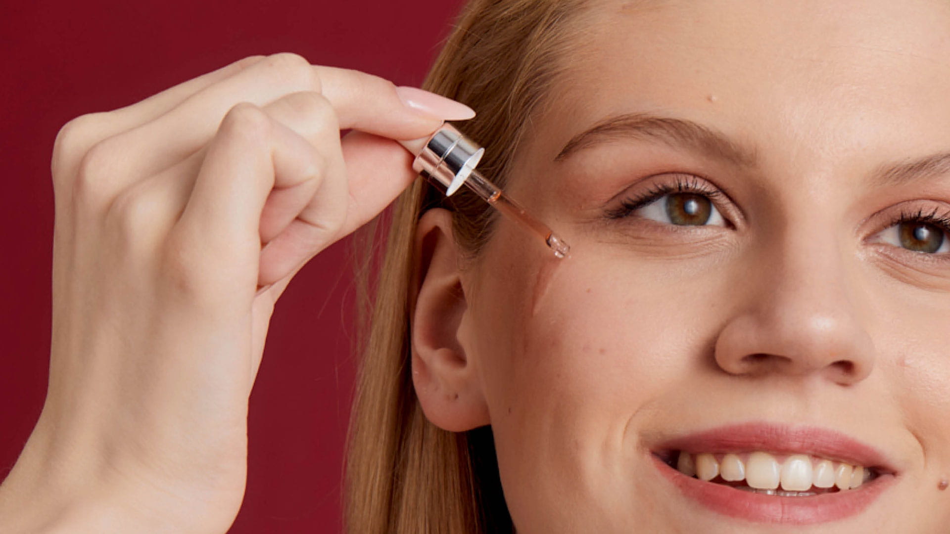 Header Seren und Fluids Produktgruppe Eine Frau trägt sich mit einer Pipette ein Serum auf