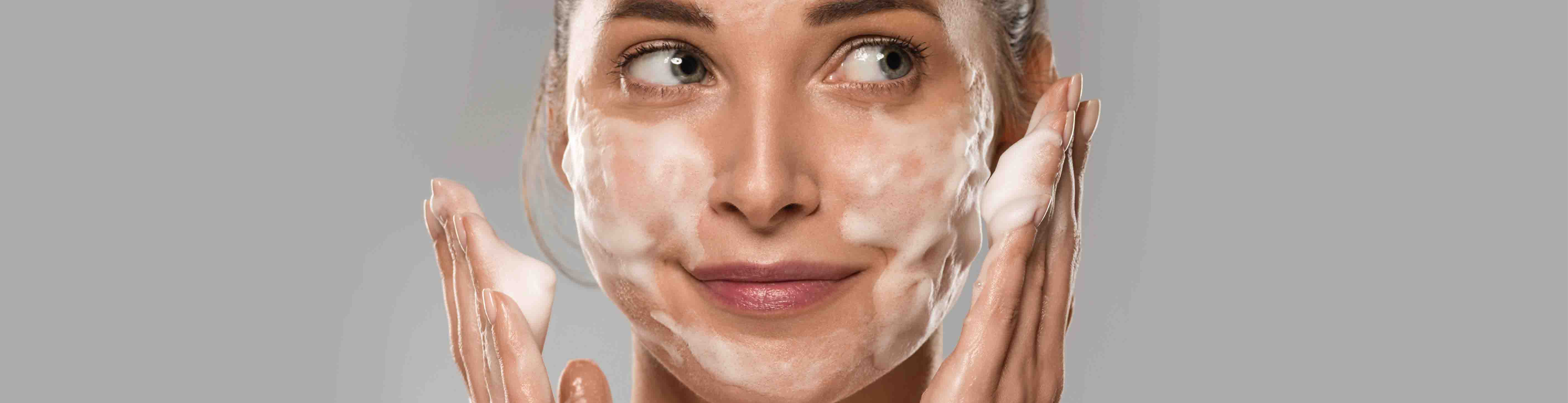 Gesichtspflege beginnt immer mit einer sanften, aber gründlichen Reinigung Gesichtspflege beginnt immer mit einer sanften, aber gründlichen Reinigung