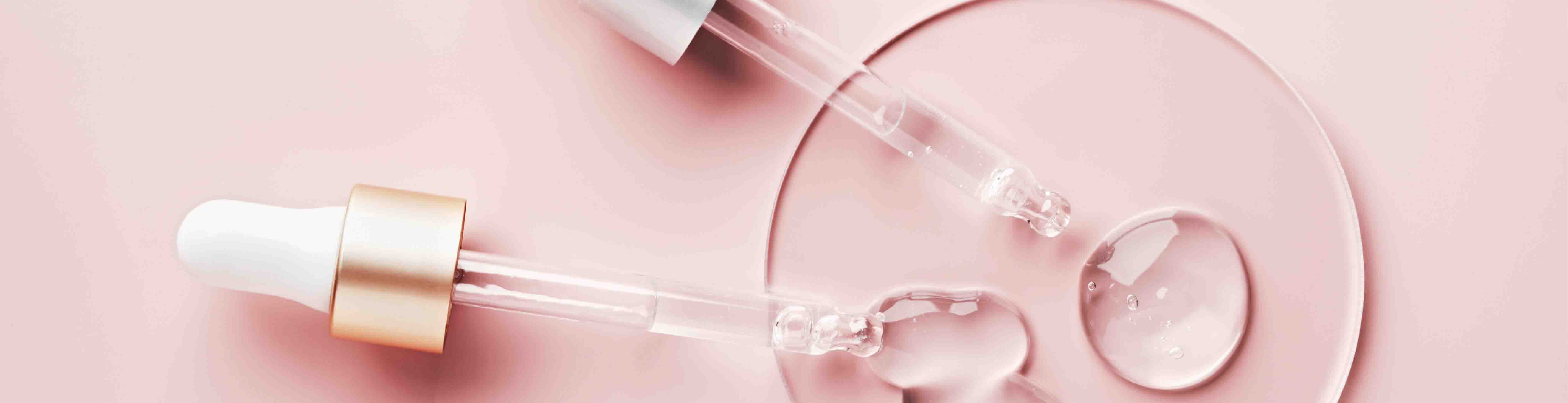 Unterschied zwischen Naturkosmetik und konventioneller Kosmetik Pipetten mit Flüssigkeit