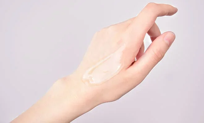 ARYA LAYA Gele Frau zeigt die Textur des Aloe Vera Gel