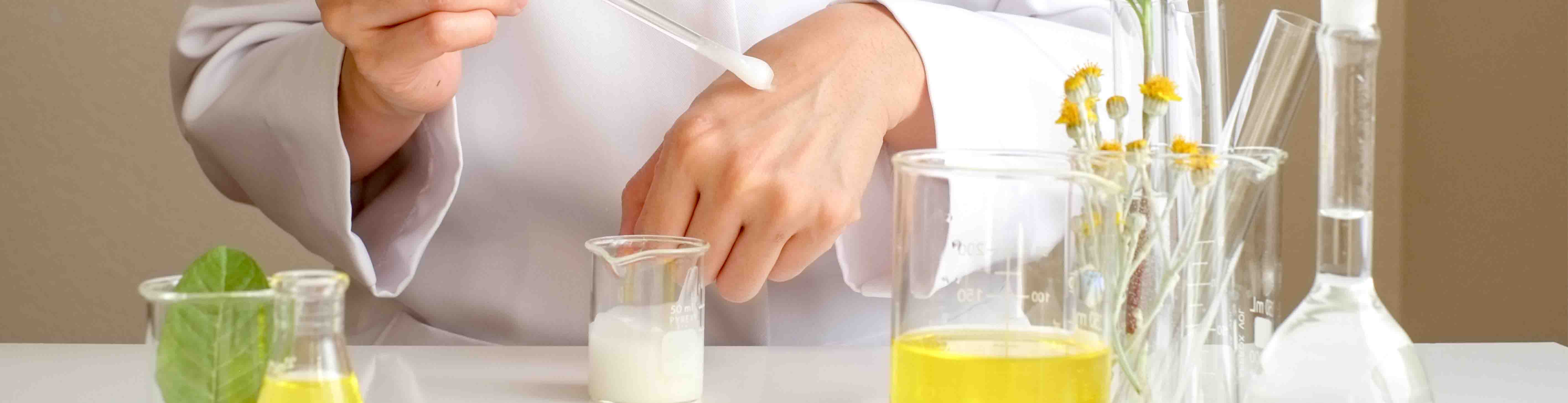 Warum natürliche Inhaltsstoffe gut für unsere Haut sind Chemikerin testet eine Emulsion auf der Hand