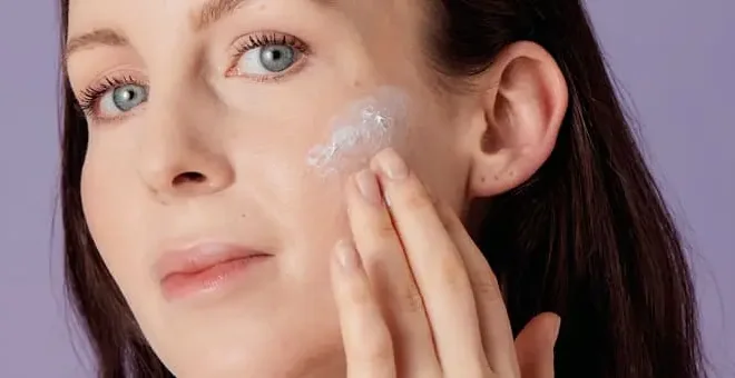 Gesichtspflege mit Wow-Effekt Frau trägt sich Creme auf der Wan