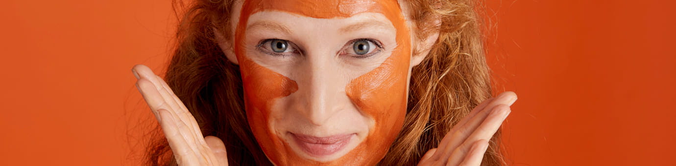 Header ARYA LAYA Miracle Mask Gesichtsmasken Frau hat sich die ARYA LAYA Detox Lift aufgetragen