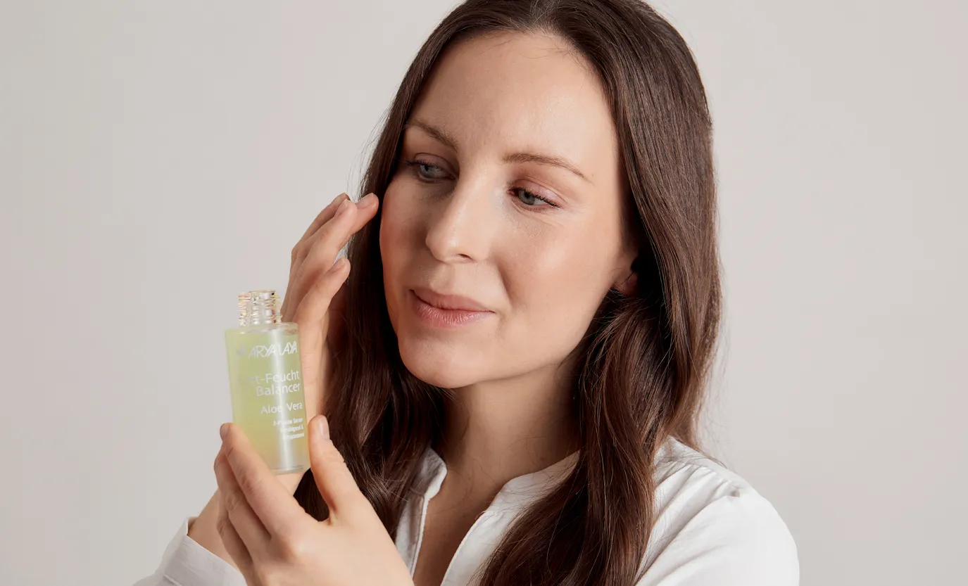 ARYA LAYA Seren und Fluids: Fett-Feucht Balancer rau trägt sich Fett-Feucht Balancer Aloe Vera auf.