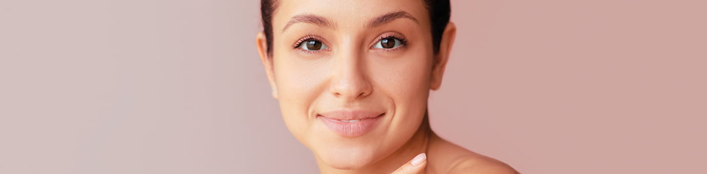 Header Tönung Produktgruppe Eine Frau mit perfekt mattiertem Teint