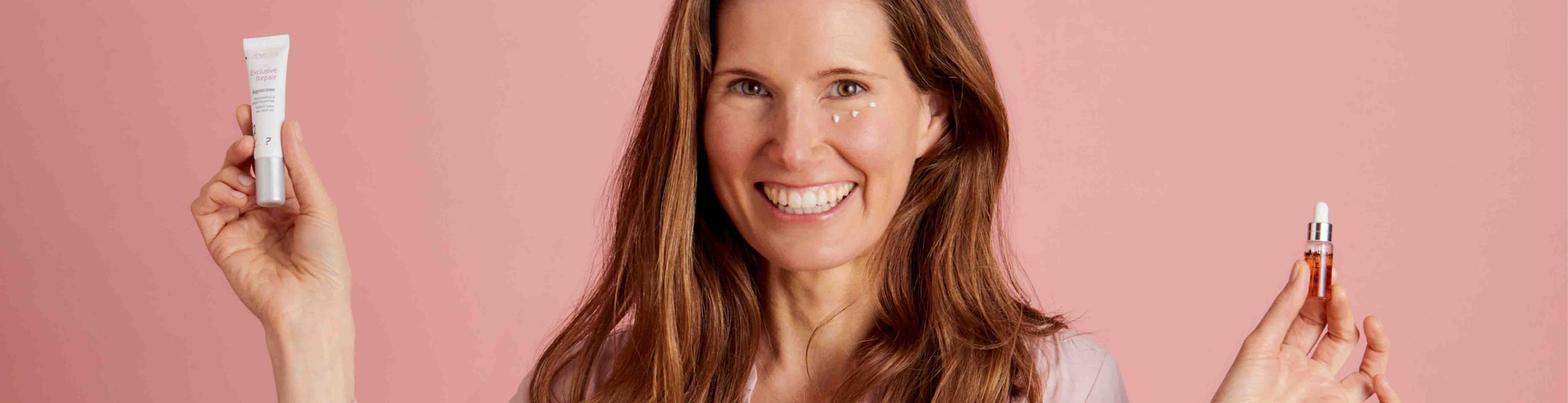 So kombiniere ich Naturkosmetik richtig Eine Frau hält ihre Lieblingsprodukte in die Kamera