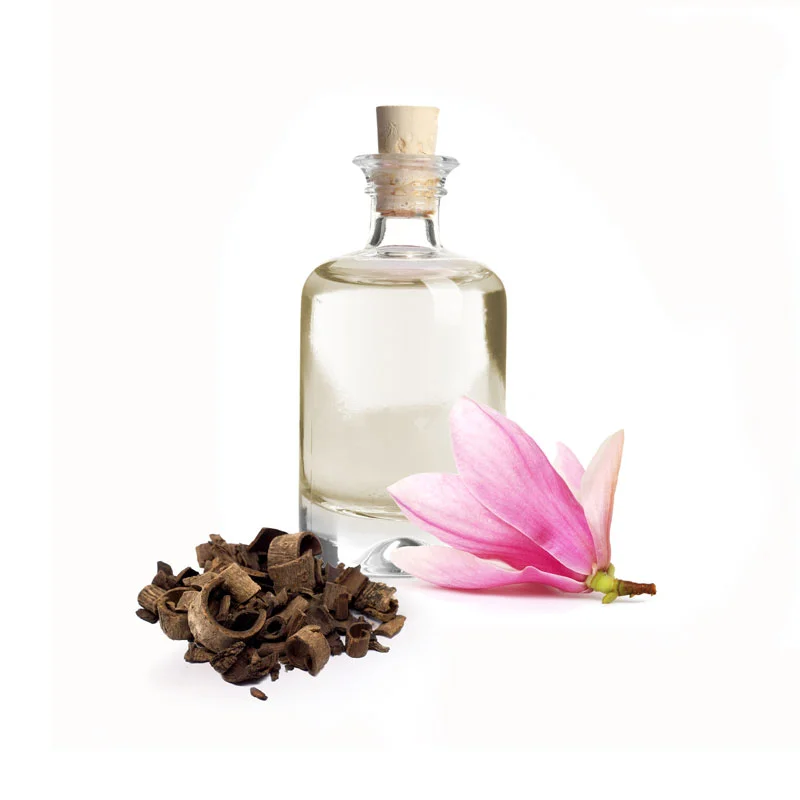 Magnolienwirkstoff-Komplex Fläschchen mit davor liegender Magnolienblüte und Rindenstückchen