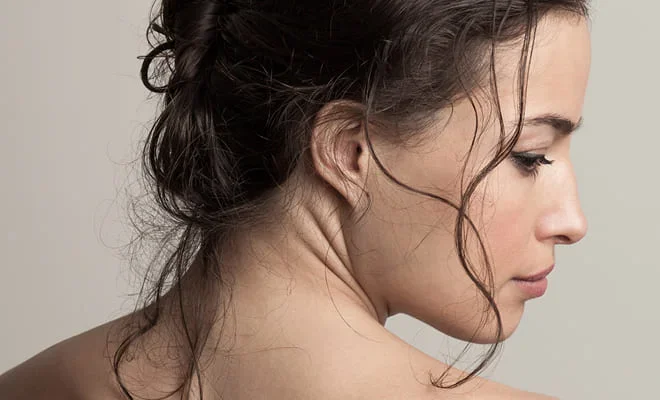 ARYA LAYA Haar und Kopfhautpflege Frau mit gesundem Haar