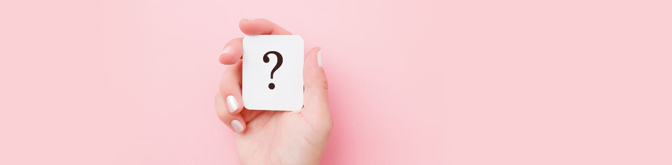 Header FAQ - Antworten auf Ihre Fragen Hand mit Fragezeichen-Karte