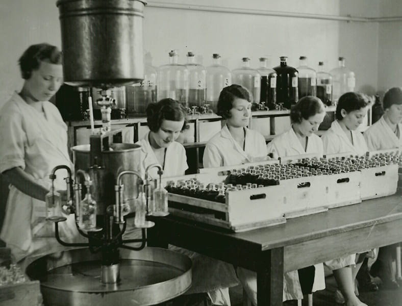 Historie Mitarbeiterinnen Produktion sw Historien-Bild Arya Laya Produktion mit Mitarbeiterinnen