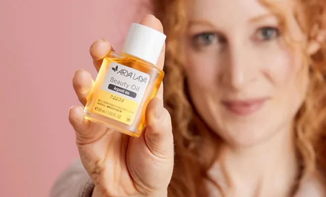 Frau zeigt eines der ARYA LAYA Beauty Oil