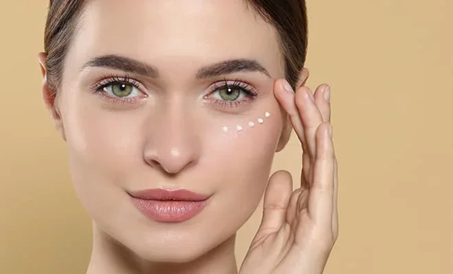 ARYA LAYA Augenpflege Frau klopft Augencreme auf die empfindliche Augenpartie ein