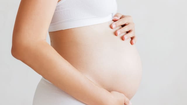 Magazinbild Schwangerschaft Schwangere Frau hält sich ihren Bauch