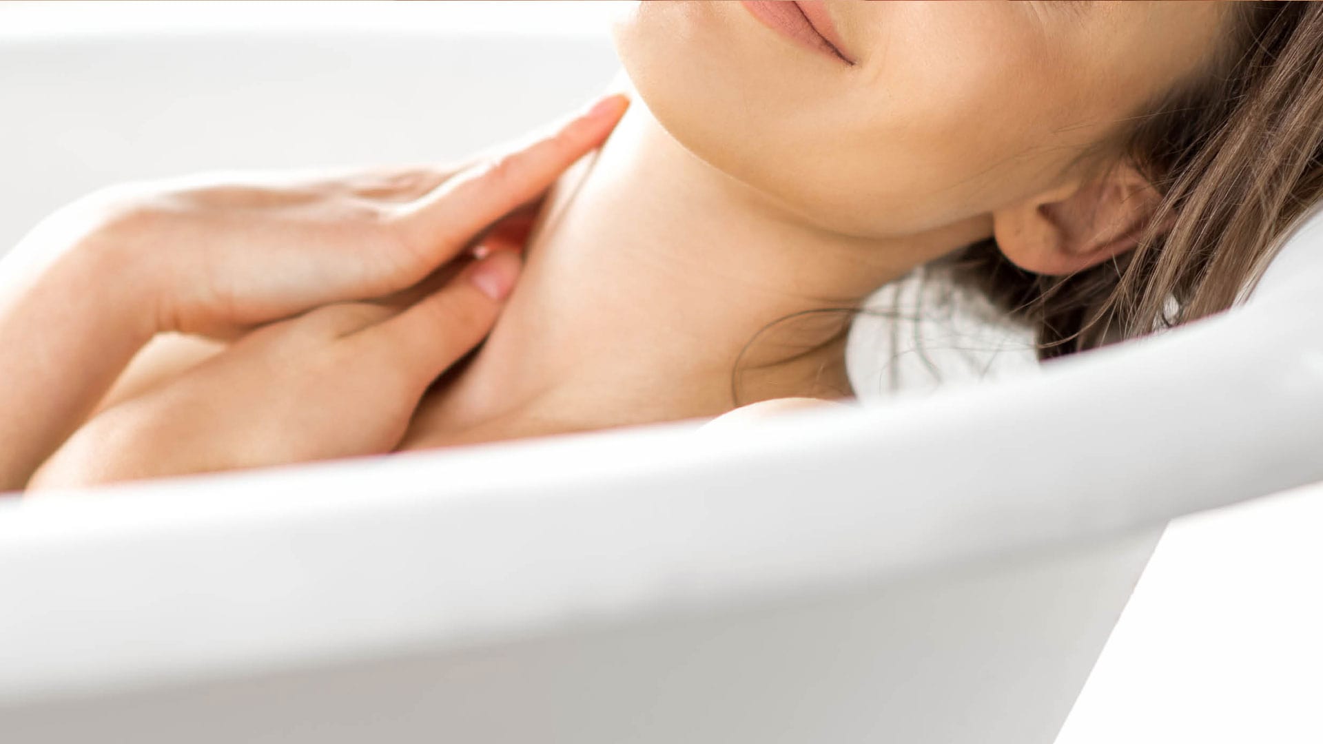 Header Heilkräuter-Bäder Produktgruppe Körperpflege Eine Frau liegt genießerisch in der Badewanne
