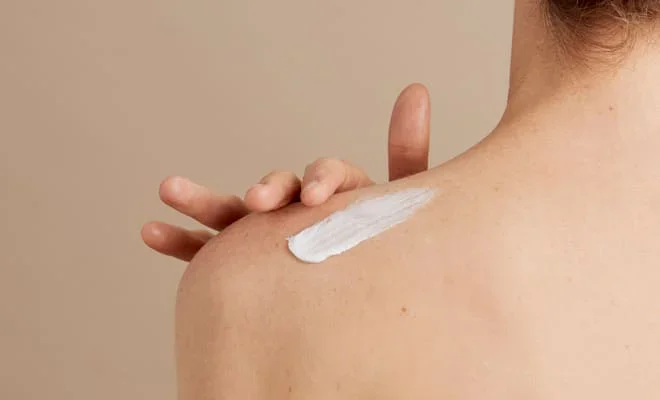 ARYA LAYA Body Lotion Körperöle Frau cremt Ihren Körper mit Body Lotion ein