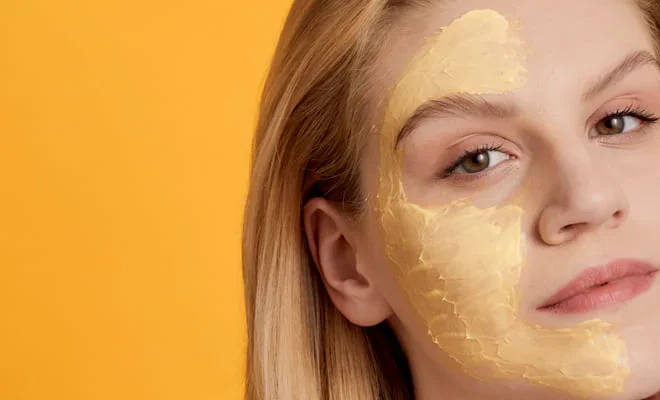 ARYA LAYA Masken Frau wendet eine Gesichtsmaske an